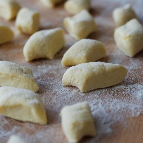 Zdjęcie: Pierogi i kluski domowe: od ciasta po nadzienia i techniki mistrzów