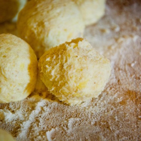 Zdjęcie: Ciasto na pierogi, które się nie klei i nie rwie w gotowaniu – sprawdzona proporcja