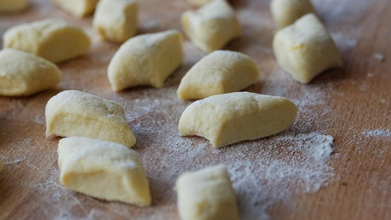 Zdjęcie: Pierogi i kluski domowe: od ciasta po nadzienia i techniki mistrzów