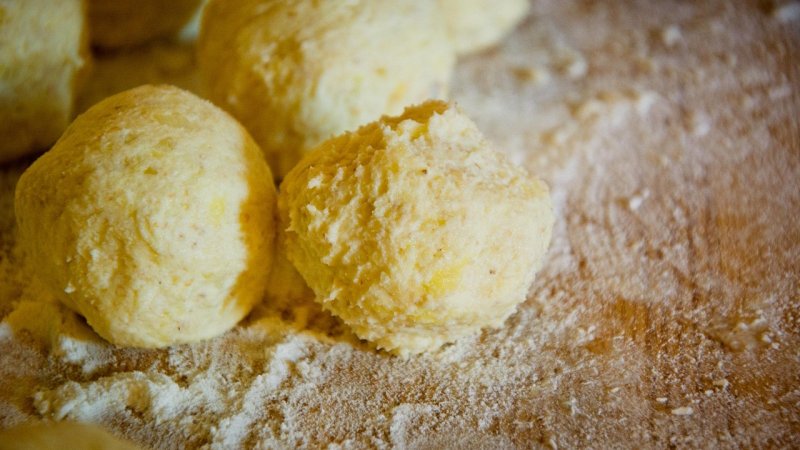 Zdjęcie: Ciasto na pierogi, które się nie klei i nie rwie w gotowaniu – sprawdzona proporcja